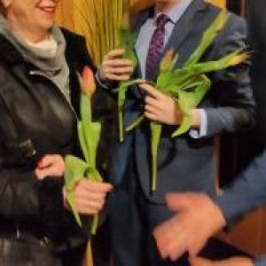 Burmistrz Strykowa Witold Kosmowski wraz z Radnymi Rady Miejskiej wręczają Paniom kwiaty.