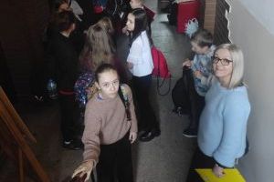 Prowadząca zespół "Od dzwonka do dzwonka" Bożena Urquidi z członkami zespołu