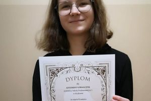 Uczennica SP 1 w Strykowie Antonina Góralczyk z dyplomem. Fot. SP 1
