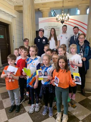 Spotkanie w Ministerstwie Sportu i Turystyki -  uczniowie SP w Bratoszewicach z gwiazdami sportu