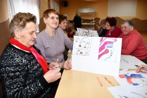 Warsztaty plastyczne Strykowskiej Akademii Seniora, zajęcia w Koźlu