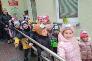 Przemarsz dzieci z Przedszkola Samorządowego w Strykowie z okazji Międzynardowego Dnia Książki dla Dzieci