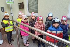 Przemarsz dzieci z Przedszkola Samorządowego w Strykowie z okazji Międzynardowego Dnia Książki dla Dzieci
