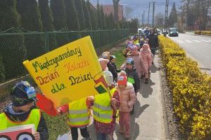 Przemarsz dzieci z Przedszkola Samorządowego w Strykowie z okazji Międzynardowego Dnia Książki dla Dzieci