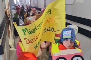 Przemarsz dzieci z Przedszkola Samorządowego w Strykowie z okazji Międzynardowego Dnia Książki dla Dzieci