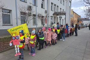 Przemarsz dzieci z Przedszkola Samorządowego w Strykowie z okazji Międzynardowego Dnia Książki dla Dzieci