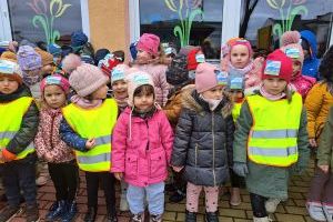 Przemarsz dzieci z Przedszkola Samorządowego w Strykowie z okazji Międzynardowego Dnia Książki dla Dzieci