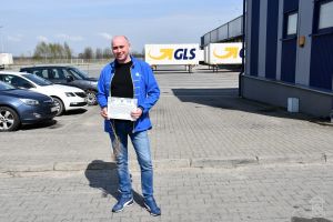 Przekazanie sadzonki lipy szerokolistnej pracownikowi firmy GLS.
