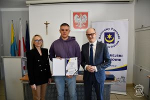 Laureat Nagrody Sportowej Burmistrza Strykowa - Jakub Gadecki. Nagrodę wręczyli Burmistrz Strykowa Witold Kosmowski i...