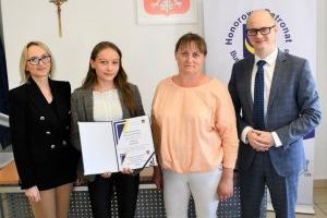 Laureatka Nagrody Sportowej Burmistrza Strykowa - Dorota Owadzień wraz z mamą. Nagrodę wręczyli Burmistrz Strykowa Witold...
