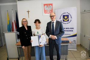Laureatka Nagrody Sportowej Burmistrza Strykowa - Sara Mularczyk. Nagrodę wręczyli Burmistrz Strykowa Witold Kosmowski i...