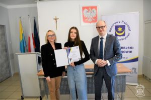 W imieniu trenera Romana Gorzkiewicza Nagrodę Sportową z rąk Burmistrza Strykowa Witolda Kosmowskiego i Zastępcy Burmistrza...