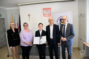 Laureat Nagrody Sportowej Burmistrza Strykowa - Stanisław Łaskawiec wraz z rodzicami. Nagrodę wręczyli Burmistrz Strykowa...