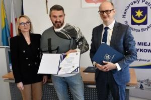 Laureat Nagrody Sportowej Burmistrza Strykowa - Radosław Zdziarski . Nagrodę wręczyli Burmistrz Strykowa Witold Kosmowski i...