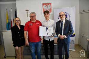 Laureat Nagrody Sportowej Burmistrza Strykowa - Filip Dzitko wraz z tatą. Nagrodę wręczyli Burmistrz Strykowa Witold...