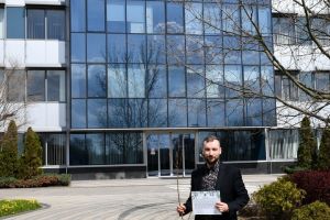 Przekazanie przez Gminę Stryków sadzonki miododajnego drzewka w firmie LEK S.A.
