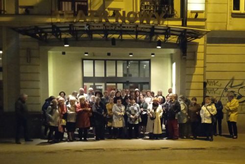 Grupa Seniorów, uczestników Strykowskiej Akademii Seniora przed Teatrem Nowym w Łodzi