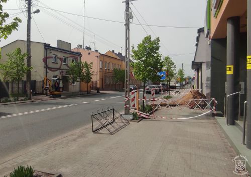 Odcinek chodnika przy ul. Warszawskiej w Strykowie objęty robotami zwiazanymi z naprawą arwarii