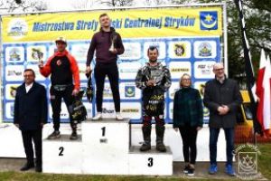 Wręczenie pucharów II Rundy Motocrossowych Mistrzostw Strefy Polski Centralnej 2023 w Strykowie. Z laureatami: Burmistrz...