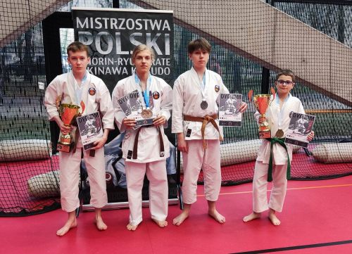Strykowscy karatecy z dyplomami i pucharami