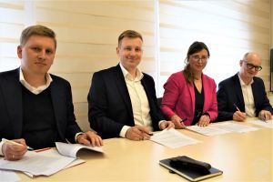Trójstronne porozumienie podpisują: Tomasz Sołkiewicz (Raben), Kamil Okrzyński (CTP), Katarzyna Ostachowska (CTP),...