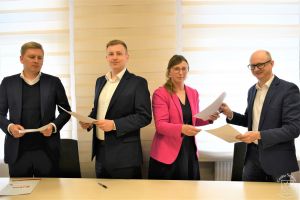 Trójstronne porozumienie podpisują: Tomasz Sołkiewicz (Raben), Kamil Okrzyński (CTP), Katarzyna Ostachowska (CTP),...