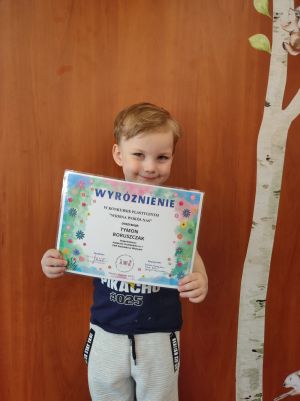 Tymon Boruszczak z Przedszkola Samorządowego w Strykowie z dyplomem za wyróżnienie