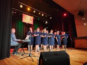 XII Przegląd Ruchu Artystycznego Seniora NUTKI ZŁOTEJ JESIENI w Łęczycy, występ Rozśpiewanej Ferajny