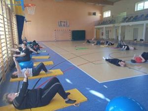 Gimnastyka zdrowotna w SP Koźle w ramach Strykowskiej Akademii Seniora, 21.04.2023