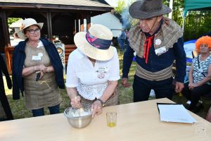 Konkurencja plecenia wianków, konkurencja ubijania piany z białek