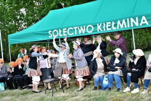 Wręczenie nagrody I Festiwalu Kół Gospodyń Wiejskich Ziemi Strykowskiej