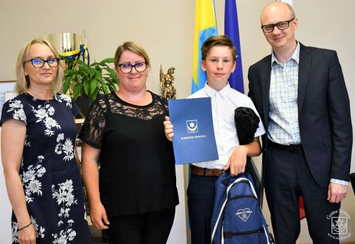 Staś Łaskawiec w towarzystwie mamy oraz Burmistrza Strykowa Witolda Kosmowskiego i Zastępcy Burmistrza Strykowa Tamary...
