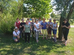 Uczestnicy wakacyjnych zajęć nordic walking w ramach SAS w parku nad Moszczenicą