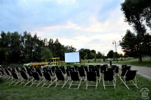 Drugi seans Familijnego Kina Plenerowego, park nad Moszczenicą, 21.07.2023
