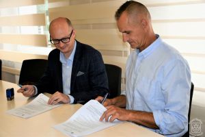 Burmistrz Strykowa Witold Kosmowski, wykonawca inwestycji Marek Piotr Szpruch.