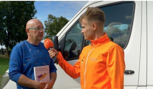 Jacek Perzyński przy mikrofonie reportera Lata z Radiem Patryka Bedlińskiego, źródło: www.latozradiem.pl