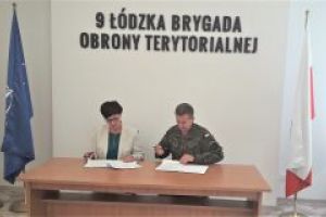 Dyrektor ZS Nr 1 w Bratoszewicach Beata Jachurska, dowódca 9 Łódzkiej Brygady Obrony Terytorialnej płk Paweł Wiktorowicz