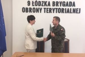 Dyrektor ZS Nr 1 w Bratoszewicach Beata Jachurska, dowódca 9 Łódzkiej Brygady Obrony Terytorialnej płk Paweł Wiktorowicz