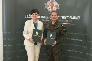 Dyrektor ZS Nr 1 w Bratoszewicach Beata Jachurska, dowódca 9 Łódzkiej Brygady Obrony Terytorialnej płk Paweł Wiktorowicz