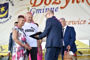 Wręczenie podziękowań Burmistrza, Dożynki Gminy Stryków 2023