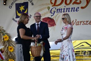 Wręczenie koszy dożynowych oraz pamiątkowych zdjęć przewodniczącym KGW