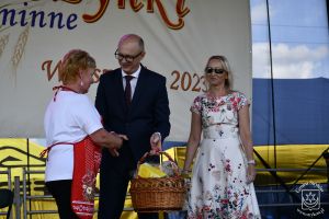 Wręczenie koszy dożynowych oraz pamiątkowych zdjęć przewodniczącym KGW