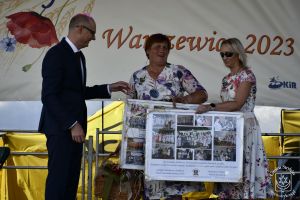 Wręczenie koszy dożynowych oraz pamiątkowych zdjęć przewodniczącym KGW
