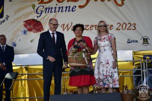 Wręczenie koszy dożynowych oraz pamiątkowych zdjęć przewodniczącym KGW