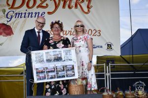 Wręczenie koszy dożynowych oraz pamiątkowych zdjęć przewodniczącym KGW