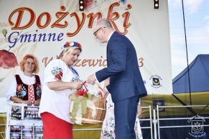 Wręczenie koszy dożynowych oraz pamiątkowych zdjęć przewodniczącym KGW