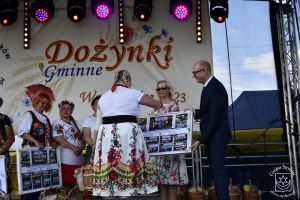 Wręczenie koszy dożynowych oraz pamiątkowych zdjęć przewodniczącym KGW