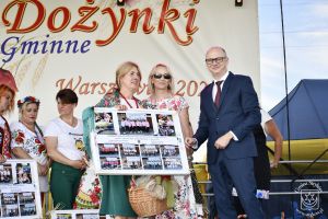 Wręczenie koszy dożynowych oraz pamiątkowych zdjęć przewodniczącym KGW
