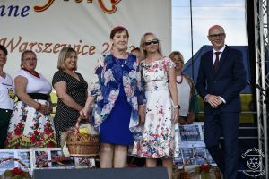 Wręczenie koszy dożynowych oraz pamiątkowych zdjęć przewodniczącym KGW