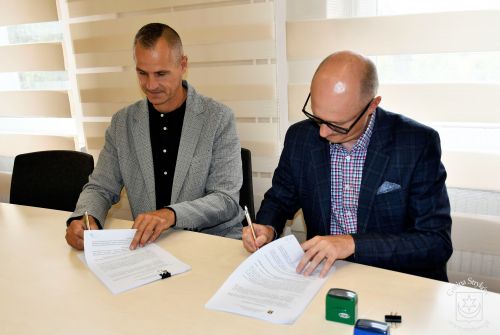 Burmistrz Strykowa podpisuje umowę z wykonawcą inwestycji Markiem Szpruchem